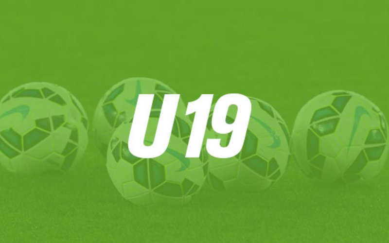 Die Aufschrift U19 des VfL Wolfsburg vor einem grünen Hintergrund mit Bällen.