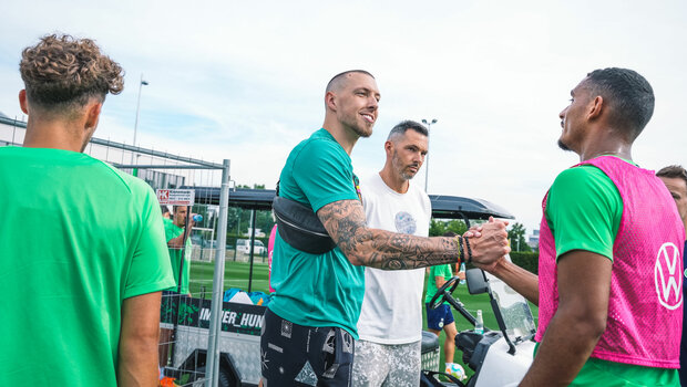 Daniel Theis klatscht mit VfL Wolfsburg-Spieler Maxence Lacroix ab.