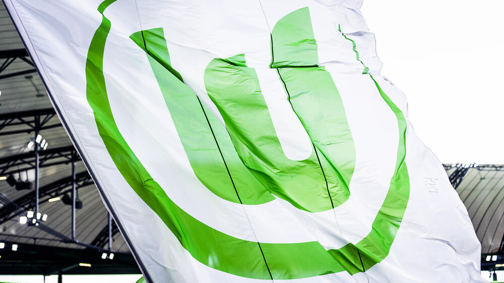 Fahne mit VfL Wolfsburg Logo.