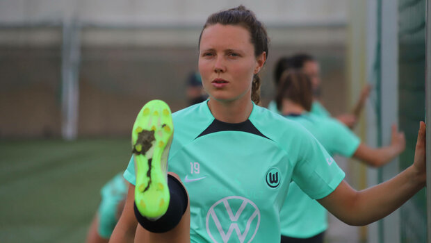 Die VfL-Wolfsburg-Spielerin Fenna Kalma schwingt ihr Bein nach oben.