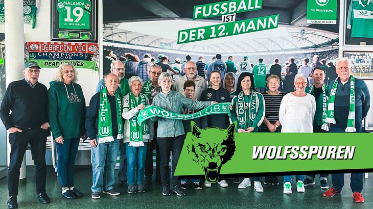 VfL-Wolfsburg-Spielerin Rebecka Blomqvist mit den Mitgliedern des WölfeClub 55 und dem Wolfsspuren Schriftzug. 