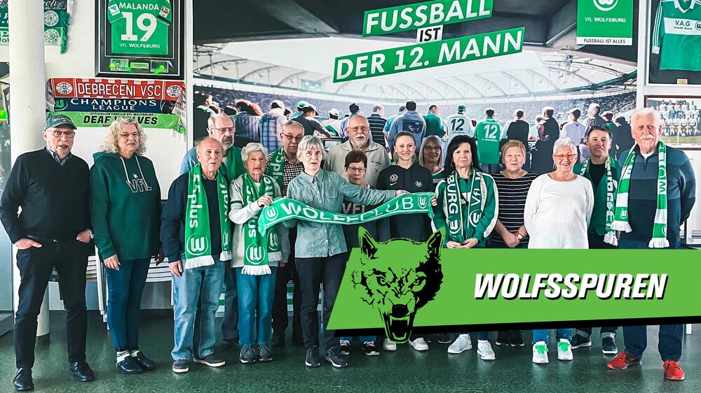 VfL-Wolfsburg-Spielerin Rebecka Blomqvist mit den Mitgliedern des WölfeClub 55 und dem Wolfsspuren Schriftzug. 