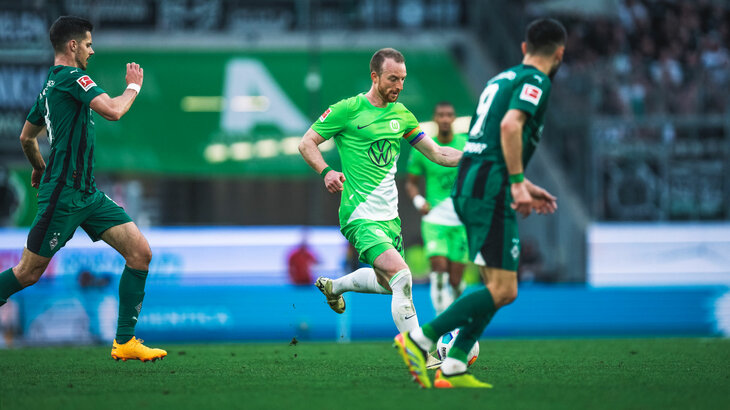 Der VfL-Wolfsburg-Spieler Maximilian Arnold läuft mit dem Ball.