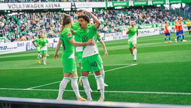 VfL-Wolfsburg-Spieler Kevin Paredes jubelt zusammen mit Patrick Wimmer. 