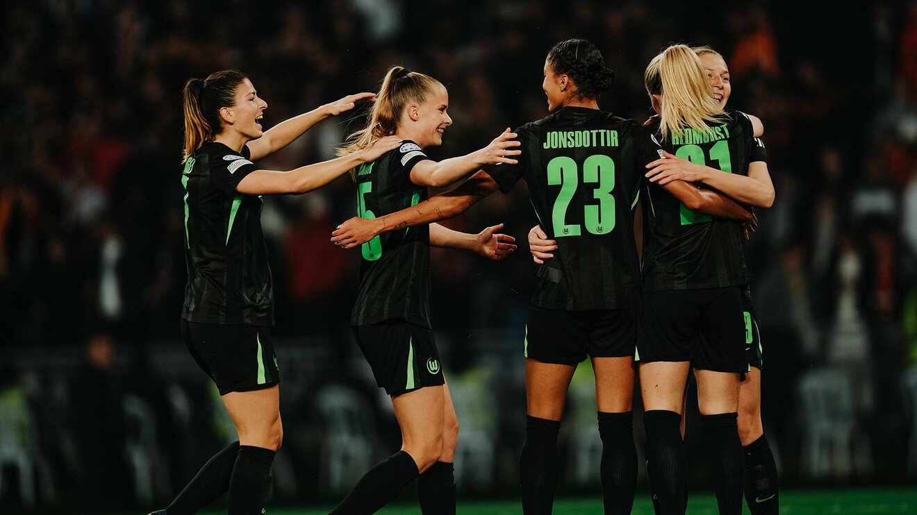 Die VfL-Wolfsburg-Frauen jubeln.