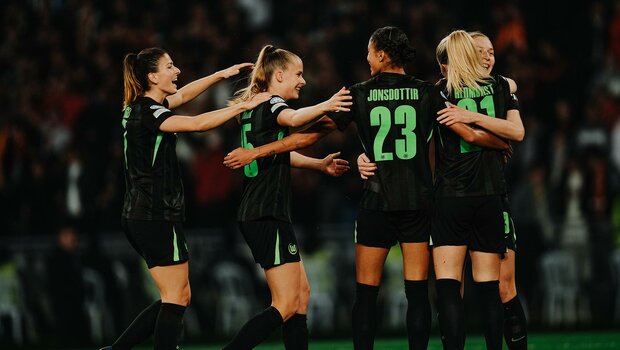 Die VfL-Wolfsburg-Frauen jubeln.