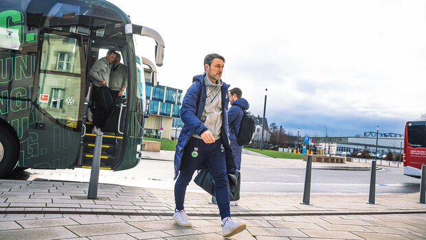 Der VfL Wolfsburg-Trainer Niko Kovac steigt aus dem Bus.