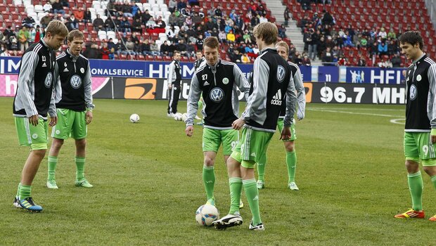 Maximilian Arnold beim Aufwärmen mit seinen Mitspielern vor einem Spiels des VfL Wolfsburg.