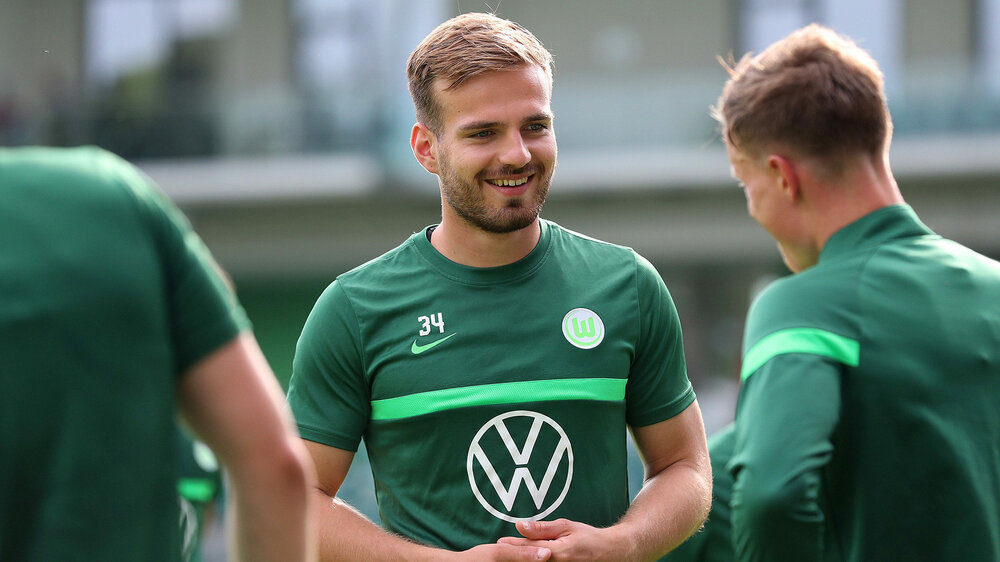 Marin Pongracic lächelt im Training beim VfL Wolfsburg.