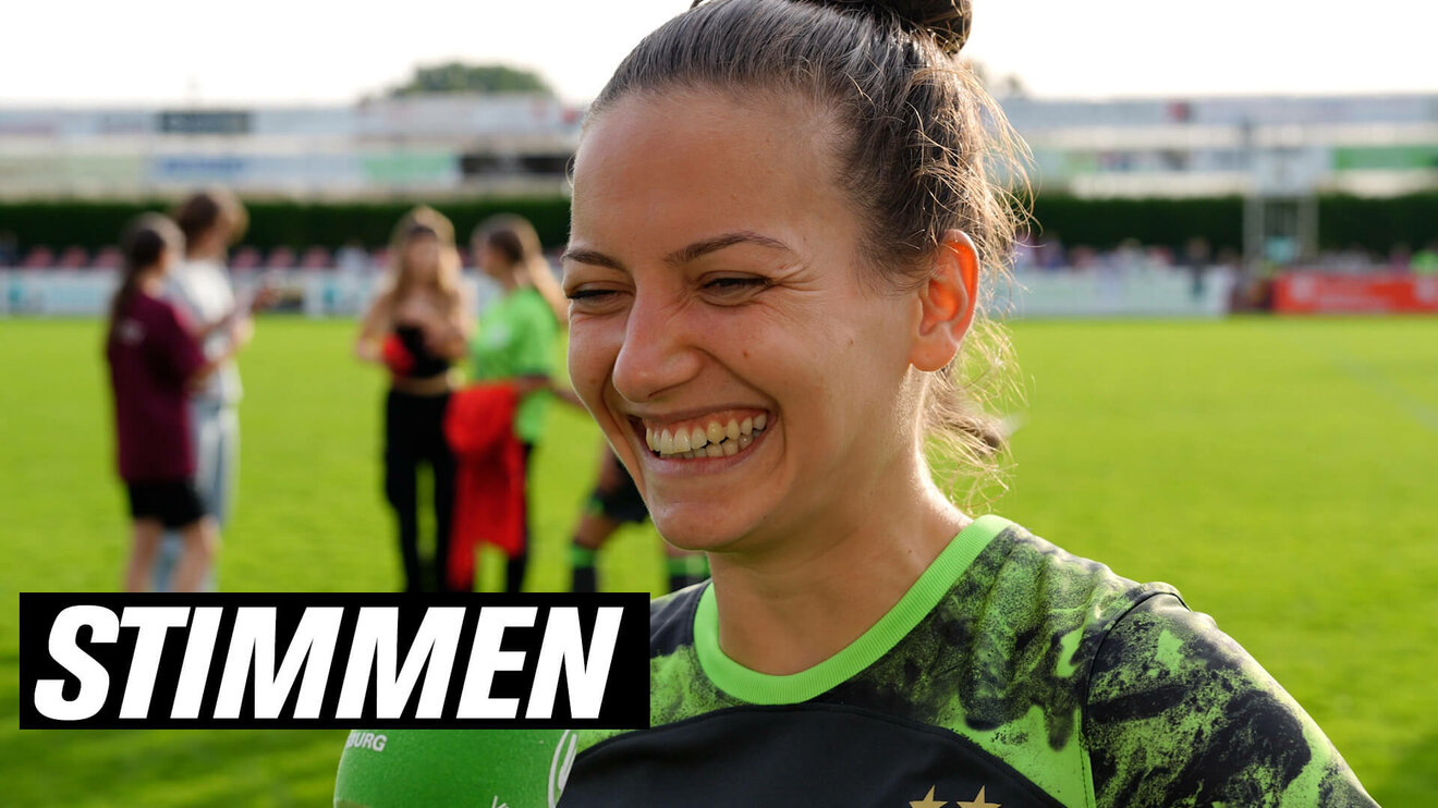 Die VfL-Wolfsburg-Spielerin Joelle Wedemeyer lacht in die Kamera.