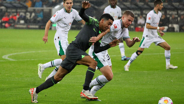 Der VfL-Wolfsburg-Spieler Tiago Tomas im Zweikampf um den Ball.