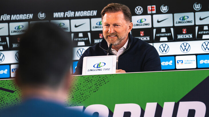 Trainer Ralph Hasenhüttl spricht auf der Pressekonferenz zu seiner Vorstellung mit den Journalisten.