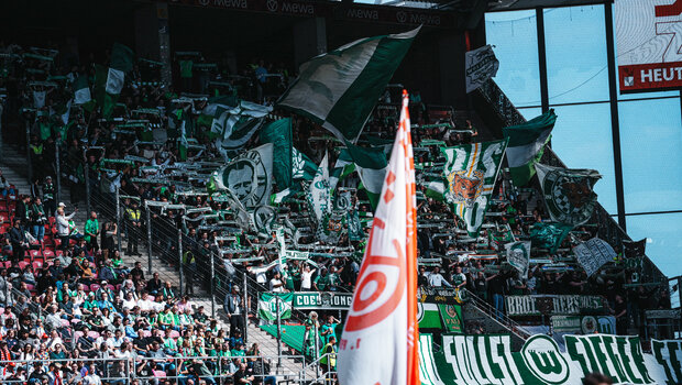 Die Fankurve vom VfL Wolfsburg in Mainz.