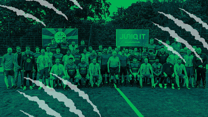 Das VfL Wolfsburg Traditionsteam posiert mit dem 1. FC Nordkreis.