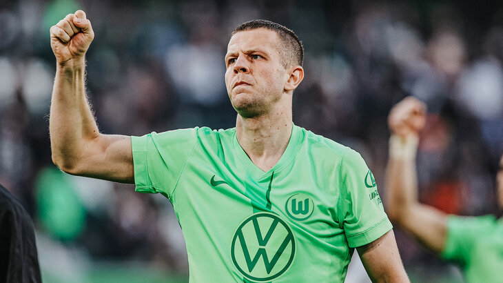 VfL-Wolfsburg-Spieler Denis Vavro ballt eine Faust und hällt sie in die Höhe.