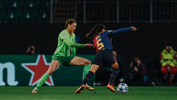 Die VfL-Wolfsburg-Spielerin Jule Brand am Ball.