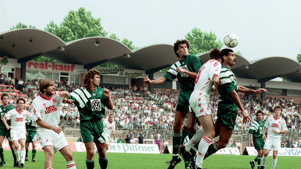 Eine Spielszene aus dem Spiel VfL Wolfsburg gegen Hannover 96 1992.