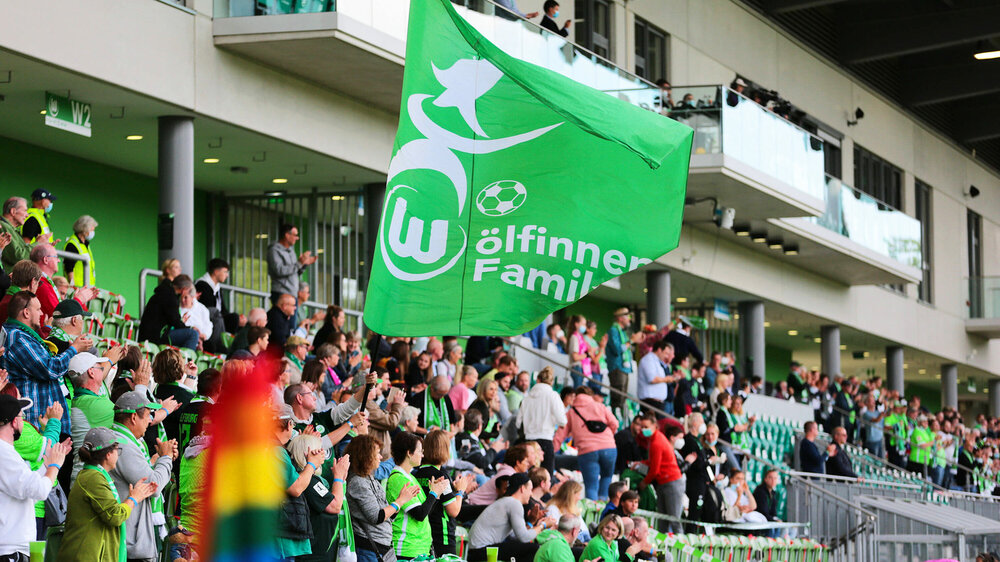 Die Fans des VfL-Wolfsburg bejubeln die Frauenmannschaft beim Heimspiel im AOK-Stadion.
