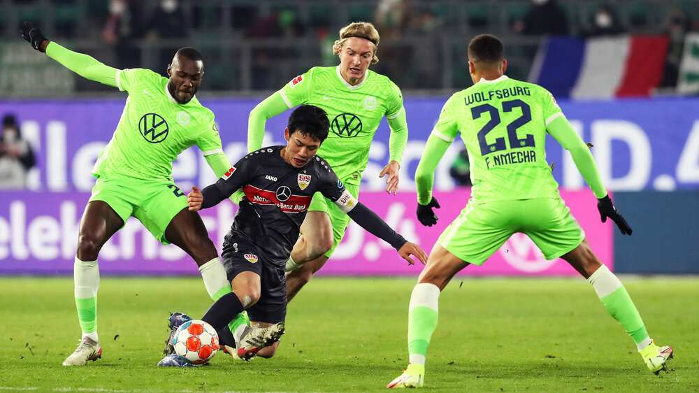 Der VfL-Wolfsburg-Spieler Josuha Guilavogui bekommt ein Bein vom Gegner gestellt.