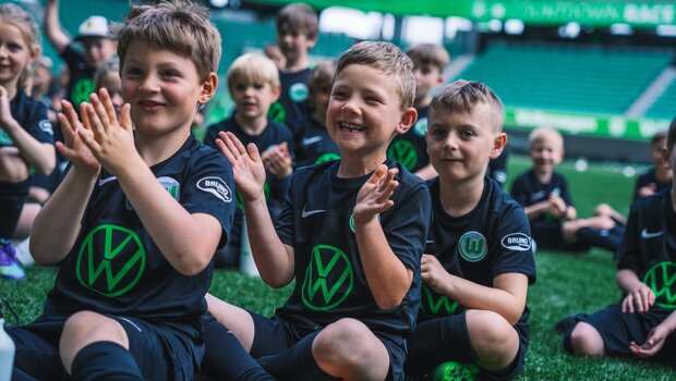 Kinder klatschen beim Arenacamp des VfL Wolfsburg.