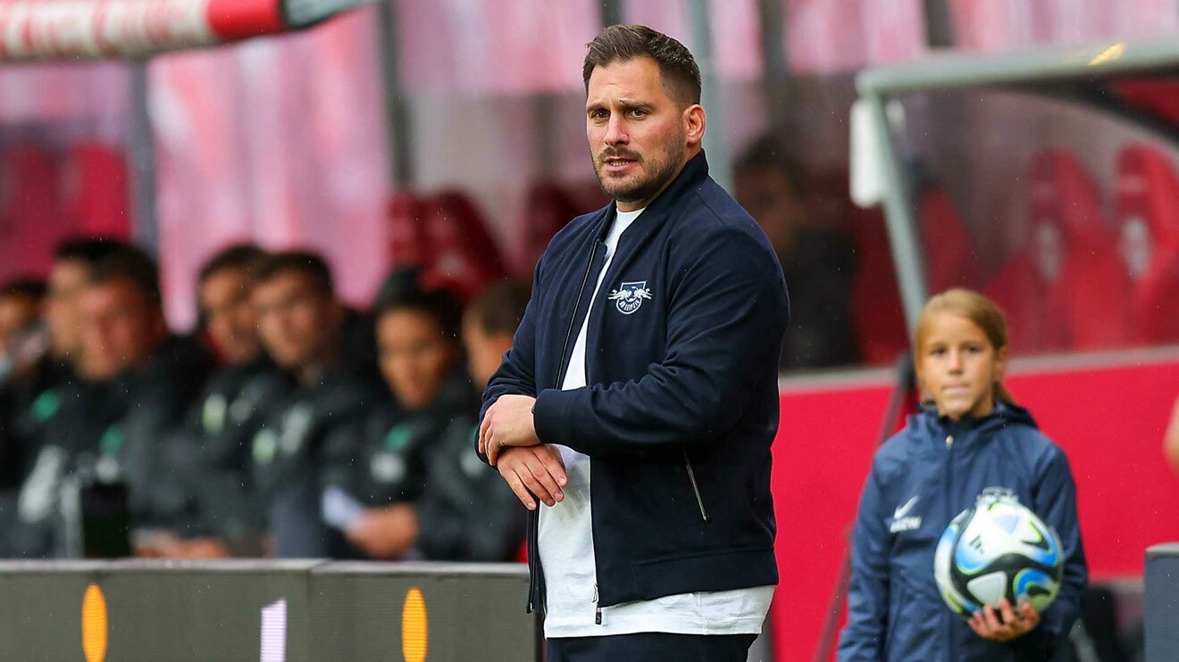 RB-Leipzig-Trainer Uzun an der Seitenlinie während dem Spiel gegen den VfL Wolfsburg.