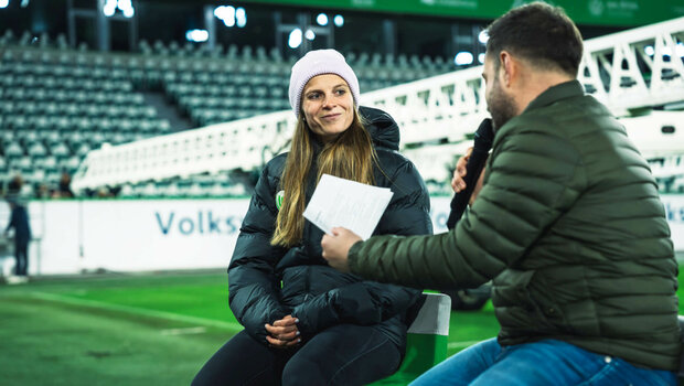 VfL-Spielerin Tabea Sellner im Interview in der Arena beim Laternenumzug.
