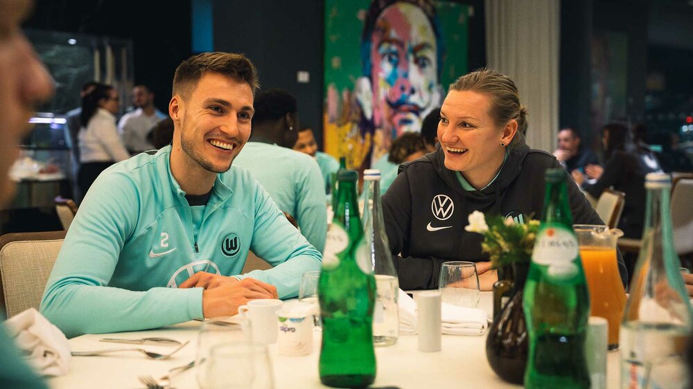 VfL-Wolfsburg-Spieler Fischer und Popp beim gemeinsamen Abendessen im Trainingslager in Portugal.