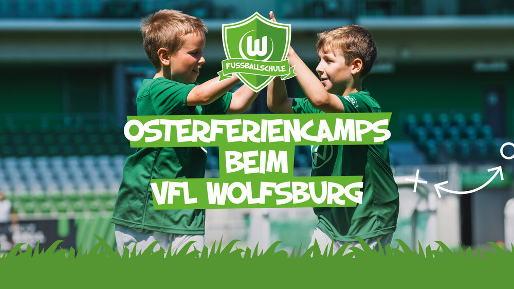 Zwei Kinder klatschen ab. Davor ist das Logo der Fußballschule sowie der Schriftzug "Osterferiencamps beim VfL Wolfsburg".