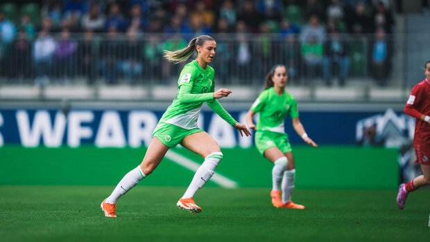 VfL-Wolfsburg-Spielerin Jule Brand läuft hinter dem Ball her. 