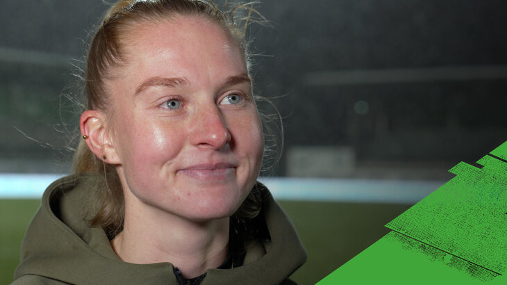 Janina Minge, Spielerin vom VfL-Wolfsburg im Interview. Auf dem Bild ist nur ihr Kopf zu sehen. Sie trägt einen Zopf.