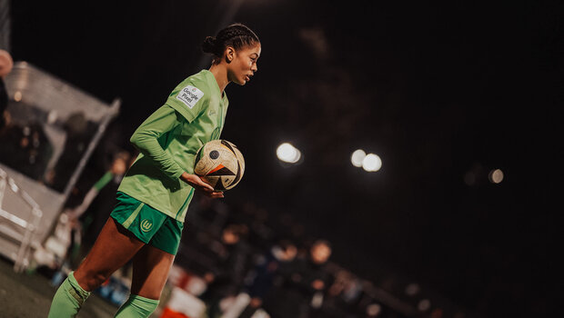 VfL-Wolfsburg-Spielerin Sveindis Jonsdottir hält den Ball zum Einwurf in der Hand.