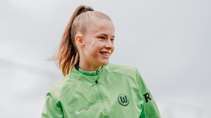 Die VfL-Wolfsburg-Spielerin Vivien Endemann lächelt und posiert für ein Foto.