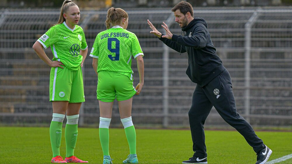 Spielerinnen der VfL Wolfsburg U17 Juniorinnen im Gespräch mit Trainer Michael Schulz