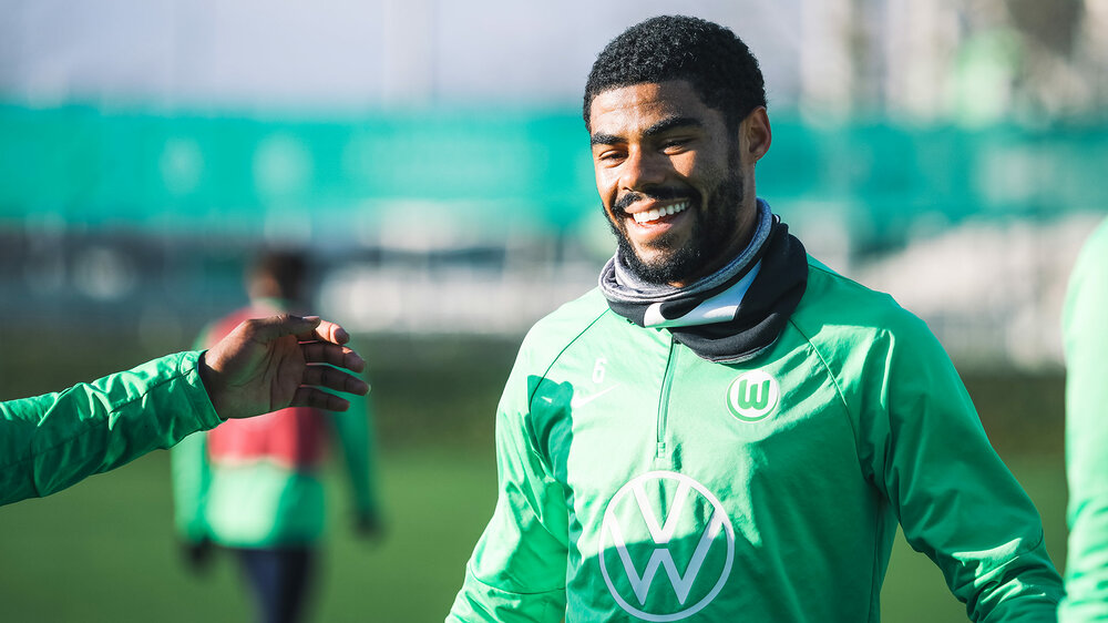 Der VfL-Wolfsburg-Spieler Paulo Otavio lächelt in die Kamera.
