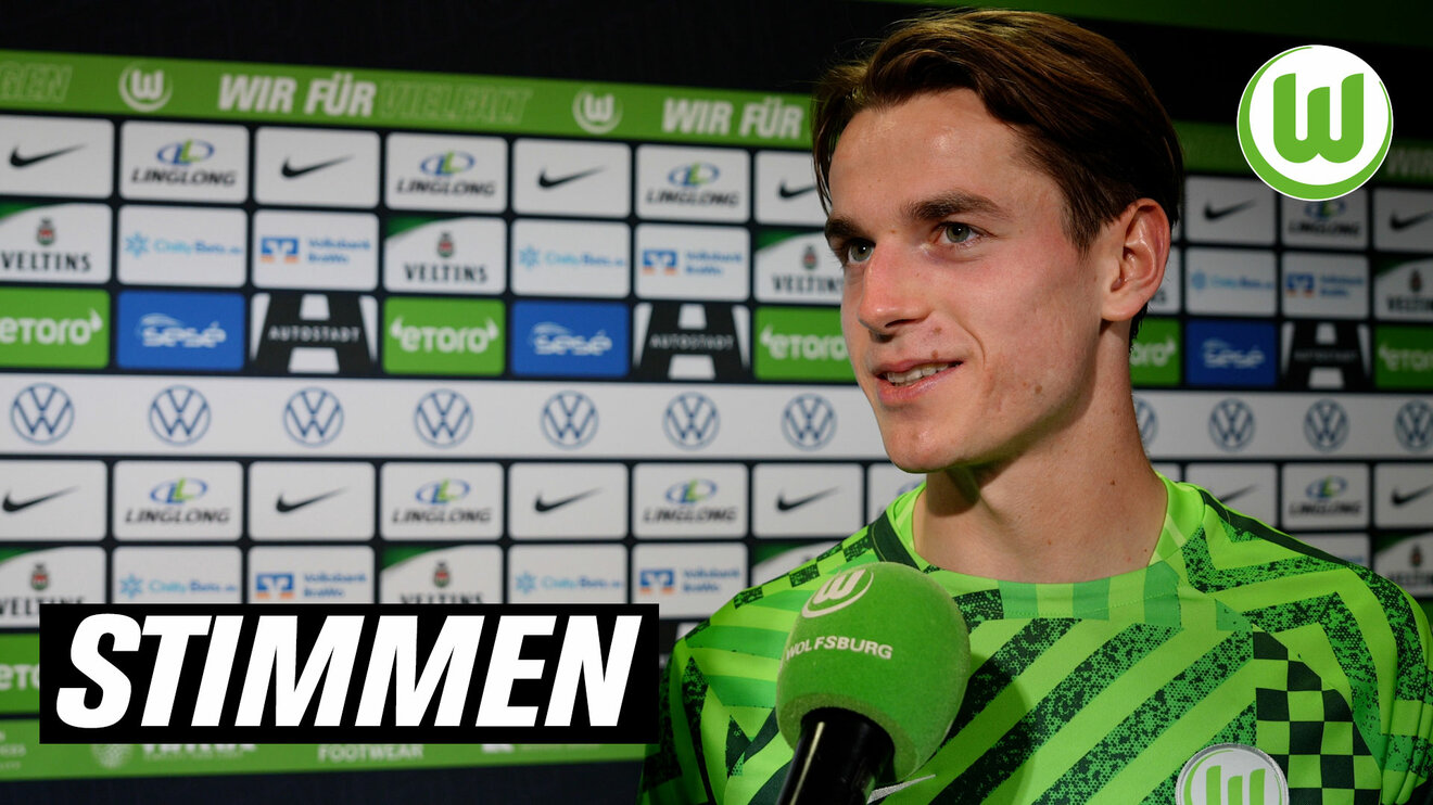 VfL-Wolfsburg-Spieler Jakub Kaminski spricht in ein Wölfe-TV-Mikrofon.