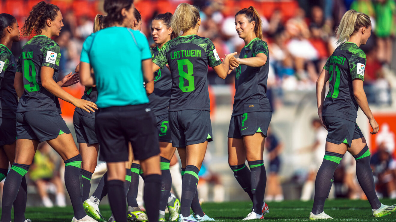 Die Spielerinnen des VfL Wolfsburg bejubeln ihren Treffer. 