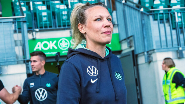 Nahaufnahme von VfL-Spielerin Kristin Demann beim Betreten des AOK Stadions.