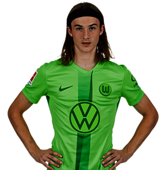 Der VfL Wolfsburg Spieler Bennit Bröger posiert mit den Händen in der Hüfte.