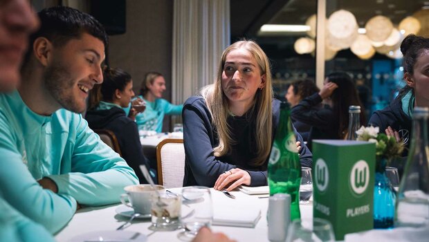 VfL-Wolfsburg-Spieler Wind und Küver beim gemeinsamen Abendessen im Trainingslager in Portugal.