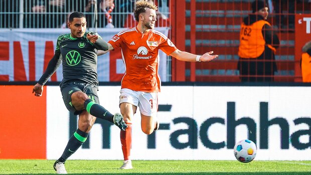 VfL-Wolfsburg-Spieler Maxence Lacroix spielt einen Pass.