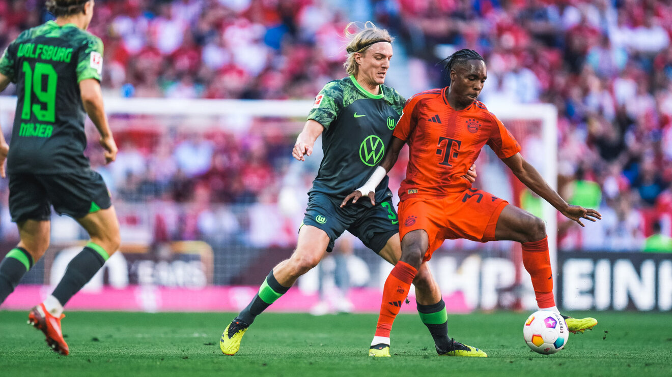 VfL-Wolfsburg-Spieler Sebastiaan Bornauw im Zweikampf mit einem Gegenspieler.