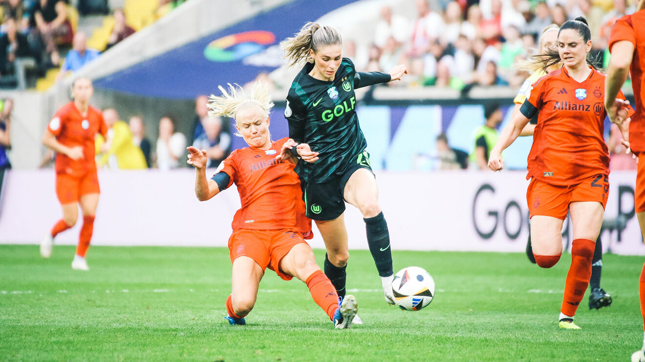 Jule Brand vom VfL Wolfsburg im Zweikampf mit einer Spielerin vom FC Bayern München.