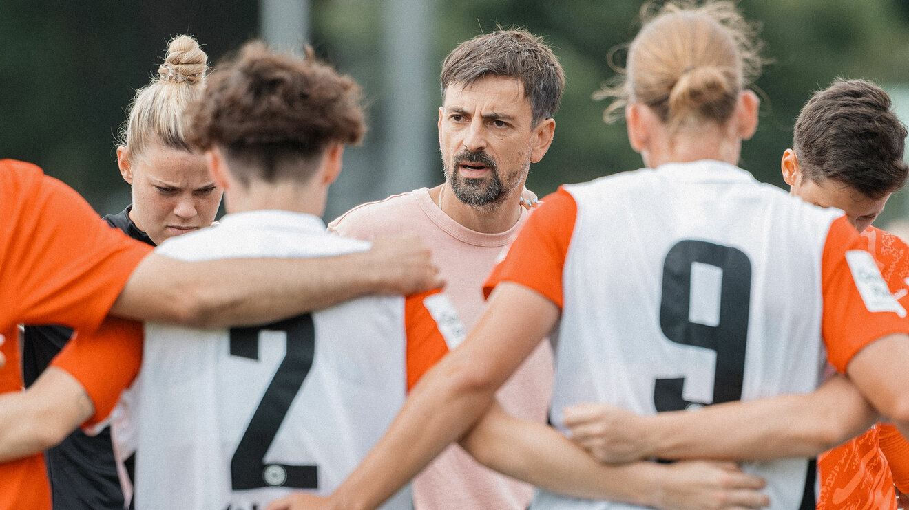 Der Eintracht Frankfurt Trainer Niko Arnautis hält eine Ansprache.