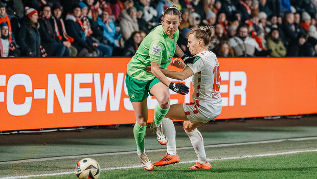 Die VfL-Wolfsburg-Spielerin Lynn Wilms im Zweikampf um den Ball.