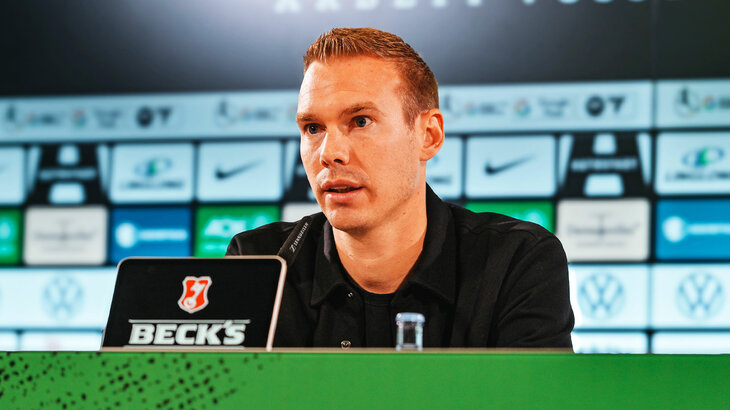 Der VfL-Wolfsburg-Trainer Tommy Stroot in einer Nahaufnahme.