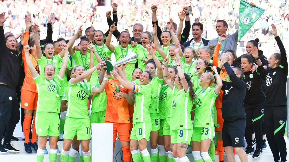 Die Frauen des VfL Wolfsburg bejubeln den Gewinn des DFB-Pokals.