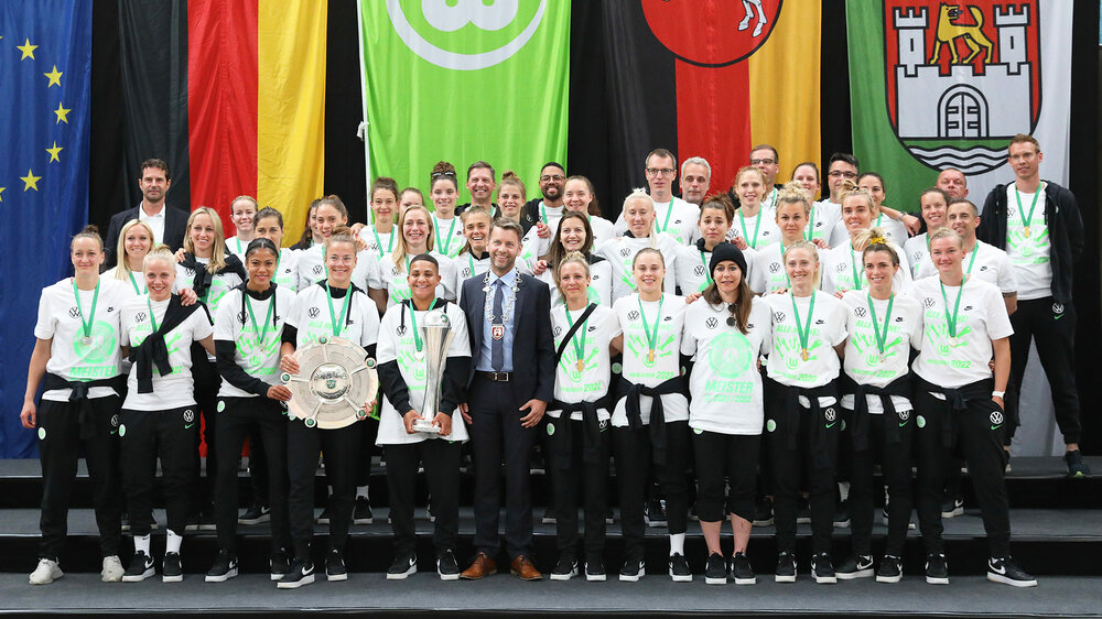 Die Stadt Wolfsburg und die VfL-Fans feiern gebührend ihre Doublesiegerinnen.