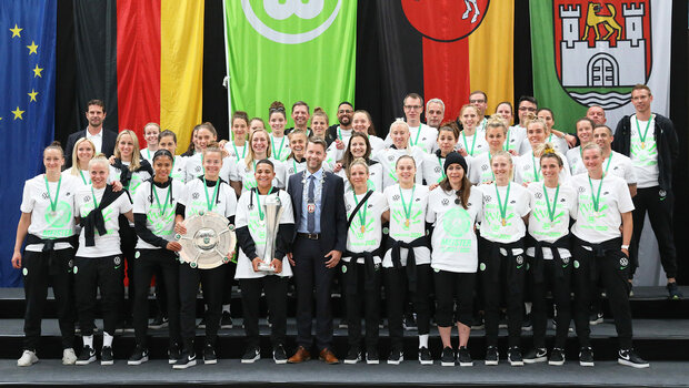 Die Stadt Wolfsburg und die VfL-Fans feiern gebührend ihre Doublesiegerinnen.