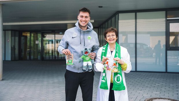 VfL-Wolfsburg-Spieler Kilian Fischer zu Besuch im Krankenhaus an Ostern.
