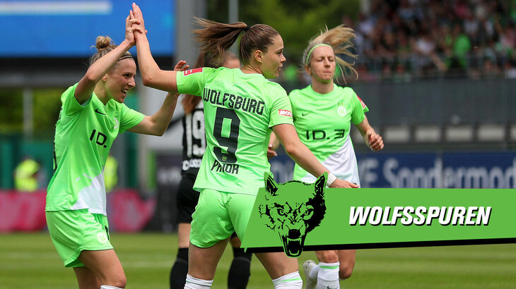 Die Spielerinnen vom VfL Wolfsburg jubeln zusammen.